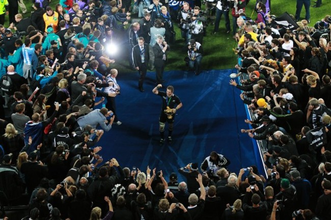 Richie McCaw shows off the Webb Ellis Cup to the crowd 23/10/2011