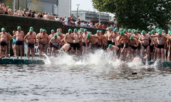 General view of the start of the race