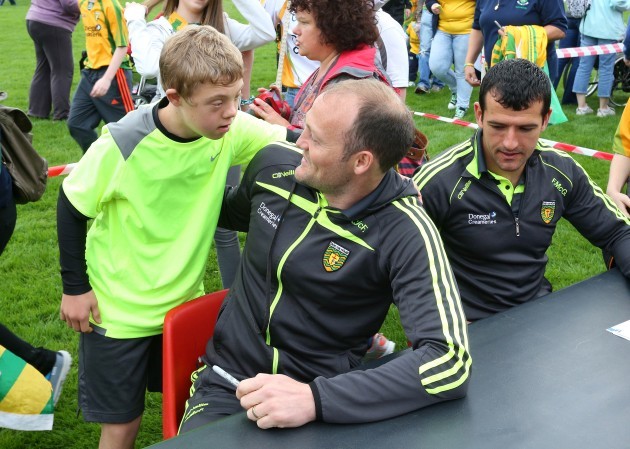 Colm McFadden signs autographs for supporters