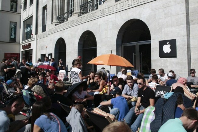 hundreds-line-up-in-front-of-an-apple-store-in-central-berlin-germany