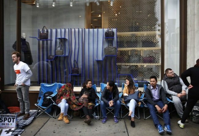 lines-have-begun-to-form-outside-an-apple-store-in-central-london