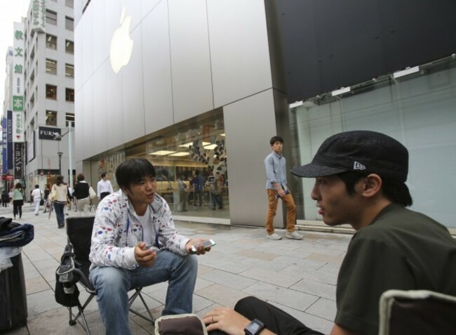 these-two-men-have-been-waiting-a-full-week-outside-an-apple-store-in-tokyo-japan