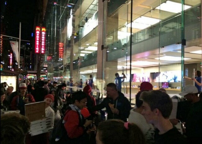 pizza-is-handed-out-to-those-waiting-in-line-in-sydney-australia