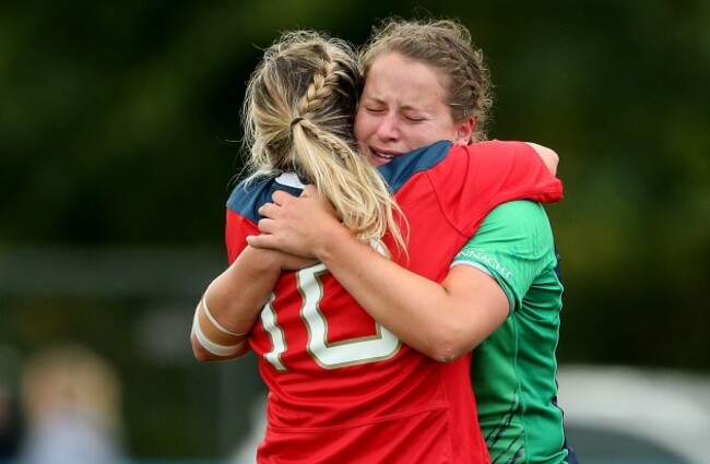 Sisters Laura O'Mahony and Emer O&Otilde;Mahony at the final whistle