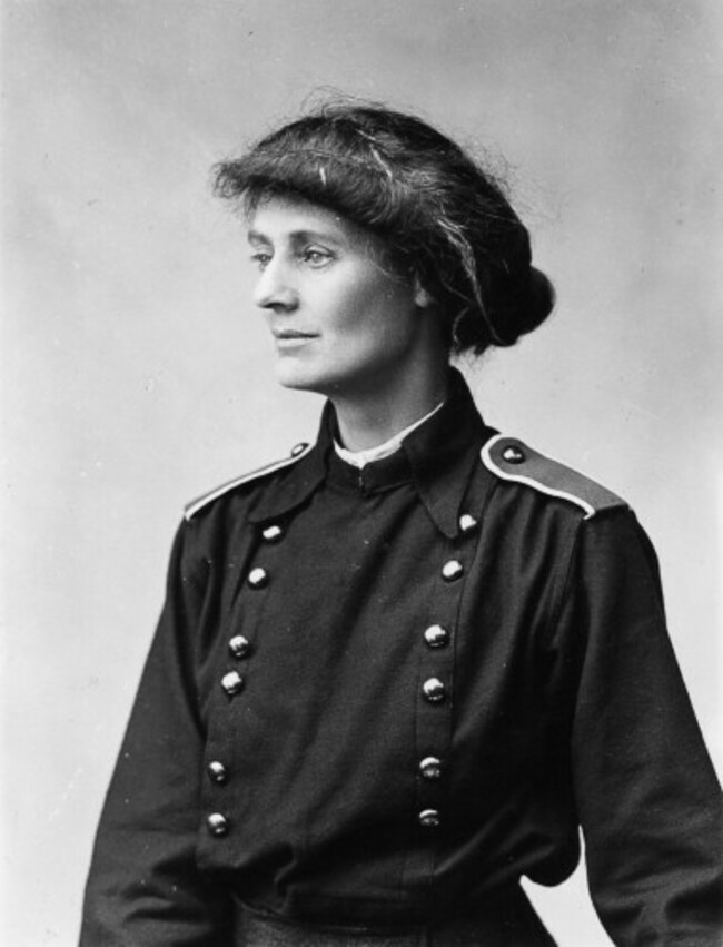 CountessMarkieviczStudioPortraitInHerNaFianna+&euml;ireannUniformProbablyTakenInDublinCirca1917