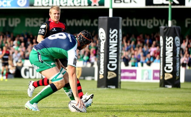 Eoin McKeon scores his side's first try