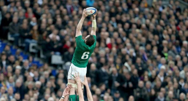 Peter O'Mahony in a line out