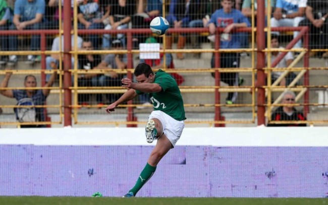 Jonathan Sexton kicks a penalty