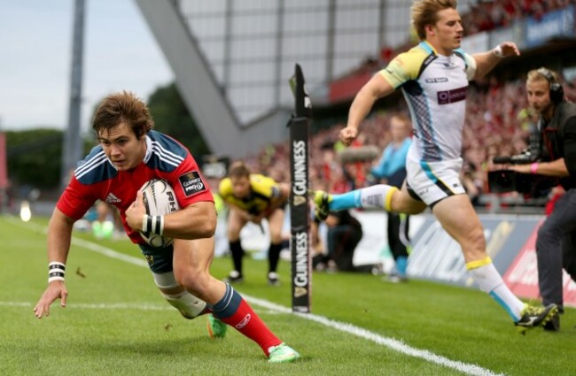 Gerhard van den Heever scores a try