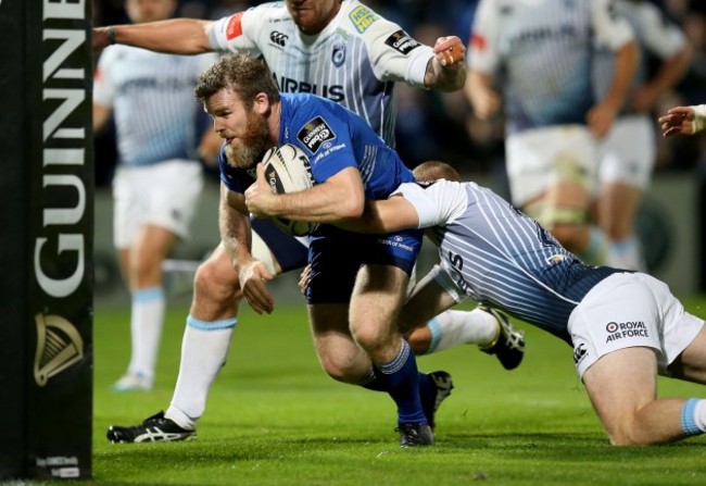 Gordon D'Arcy beats Dan Fish to score a try