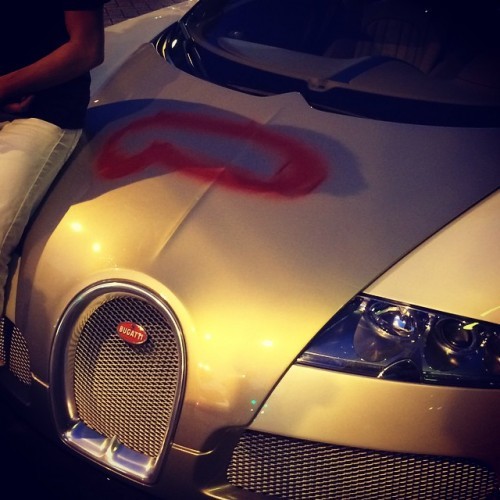How often do u get to spray paint on a Bugatti lol shoutout to the homie @vgtorious for letting us @twinztv1 @twinztv2 @twinz_tv @nigxl @alexwood66