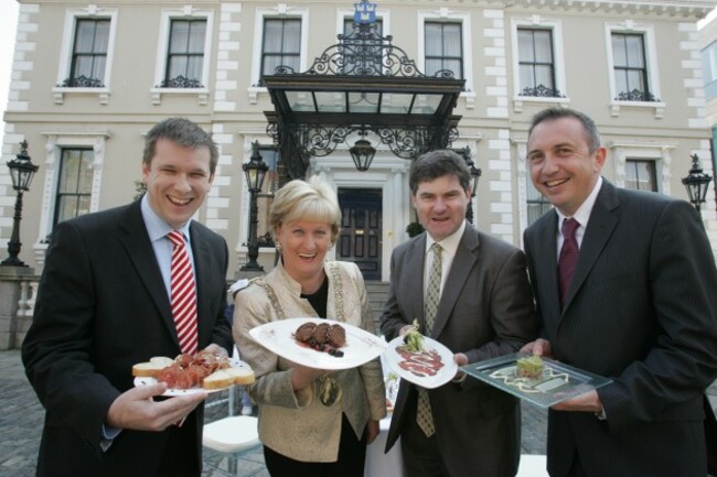 LtoR Adrian Cummins,CEO Restaurant Association of Ireland,Dublin Lord Mayor Eibhlin Byrne,Richard Guiney from The Dublin City Business Improvement District, Tony Duffin,Director of Ana Liffey Drug Project.They are pictured outside