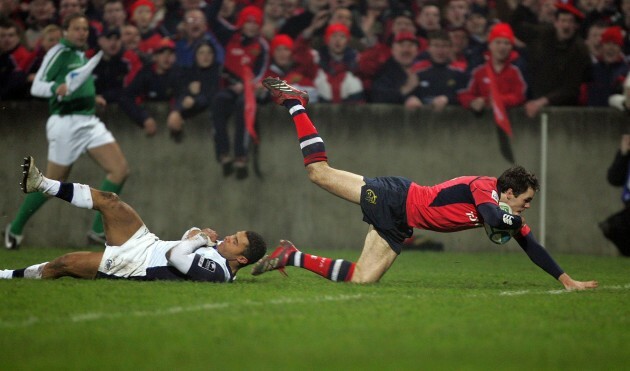 Barry Murphy scores Munster's 3rd try despite Jason Robinson's best efforts 21/1/2006