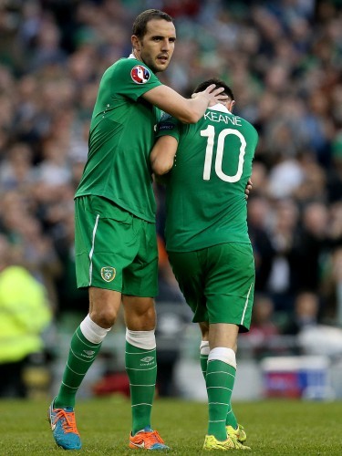 Robbie Keane hands over the captaincy to John OÕShea