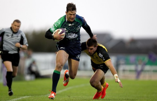 Danie Poolman skips past Lancelot Luteau on his way to scoring their sixth try