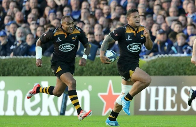 Alapati Leiua  runs in a try supported by teammate Sailosi Tagicakibau