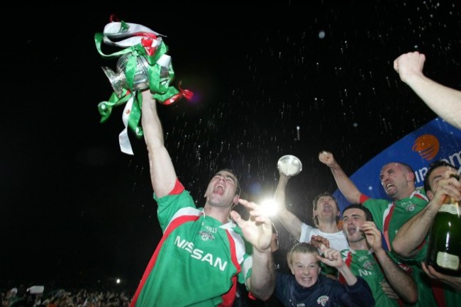 Cork's City's captain Dan Murray raises the League Cup 18/11/2005