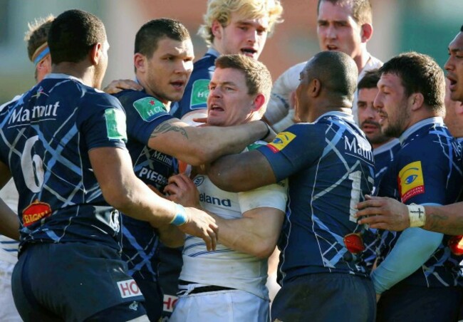 Brian O'Driscoll surrounded by Castre's players