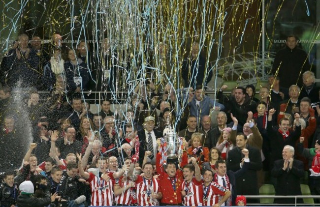 Kevin Deery lifts the trophy