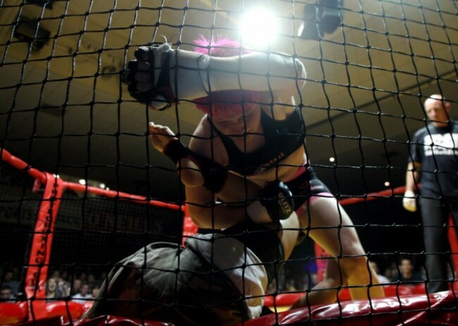 Aisling Daly (pink hair) fighting Majanka Lathouwers 29/9/2007