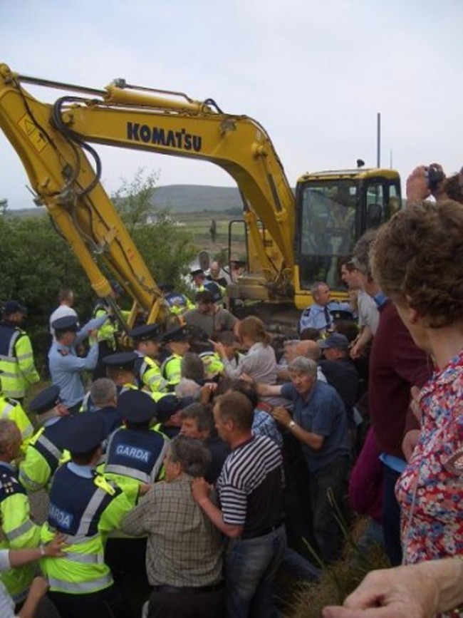 Guards_force_digger_through_crowd