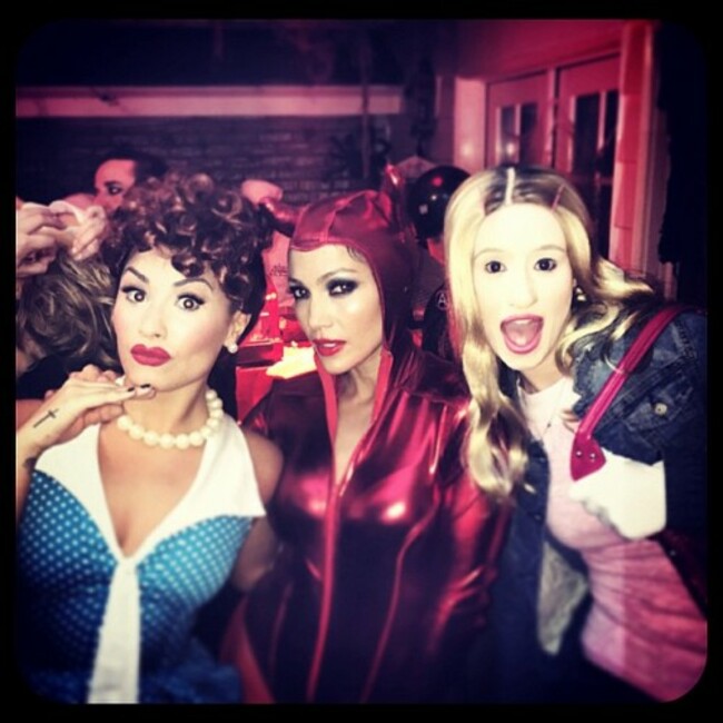 Me, @jlo & @thenewclassic who had me dying tonight with that costume..