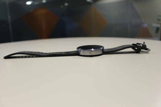 Moto 360 side