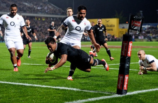 Julian Savea scores a try despite Manu Tuilagi and Mike Brown