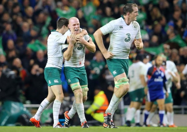 Jonathan Sexton celebrates with Paul O'Connell