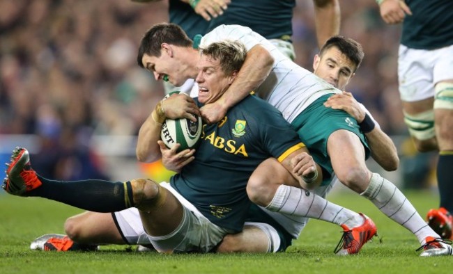 Jonathan Sexton and Conor Murray tackle Jean de Villiers