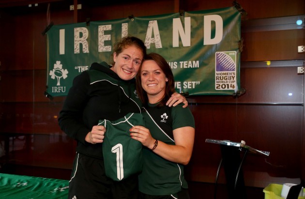 Lynne Cantwell presents the jersey to Fiona Coghlan