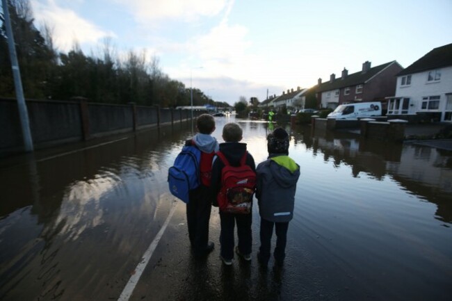 14/11/2014. Dublin Floods. Pictured (LtoR) Luke Do