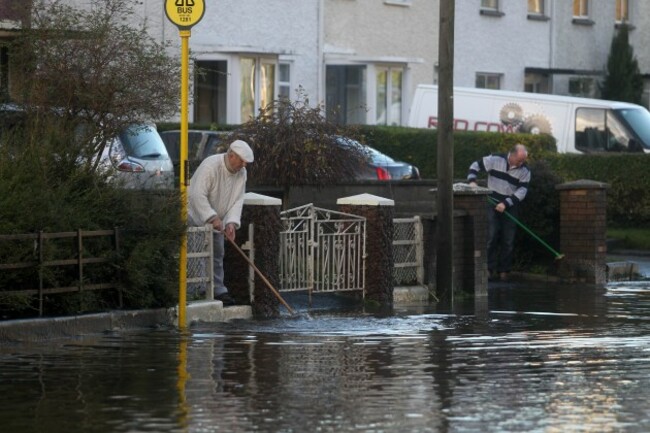 14/11/2014. Dublin Floods. Pictured people sweep f