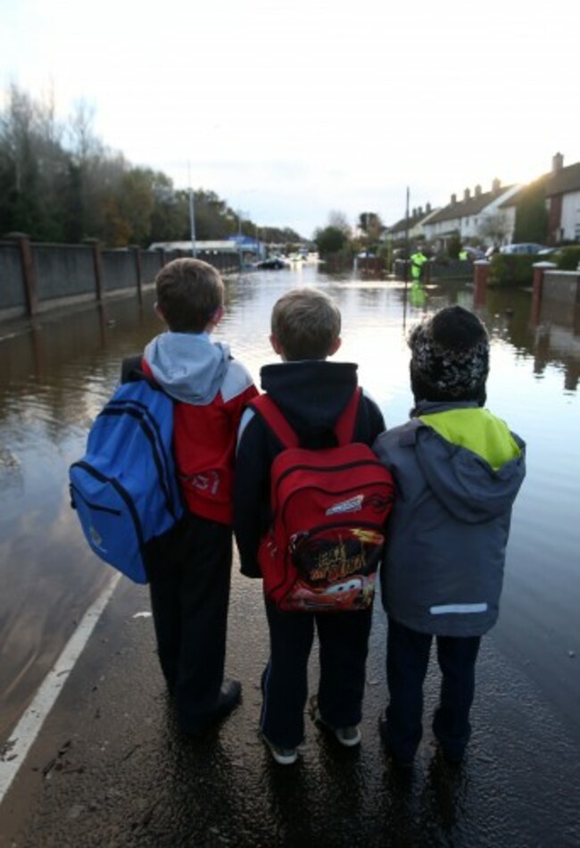 14/11/2014. Dublin Floods. Pictured (LtoR) Luke Do