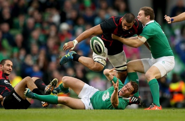 Eoin Reddan offloads