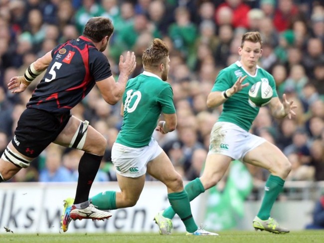 Ian Madigan passes to Craig Gilroy