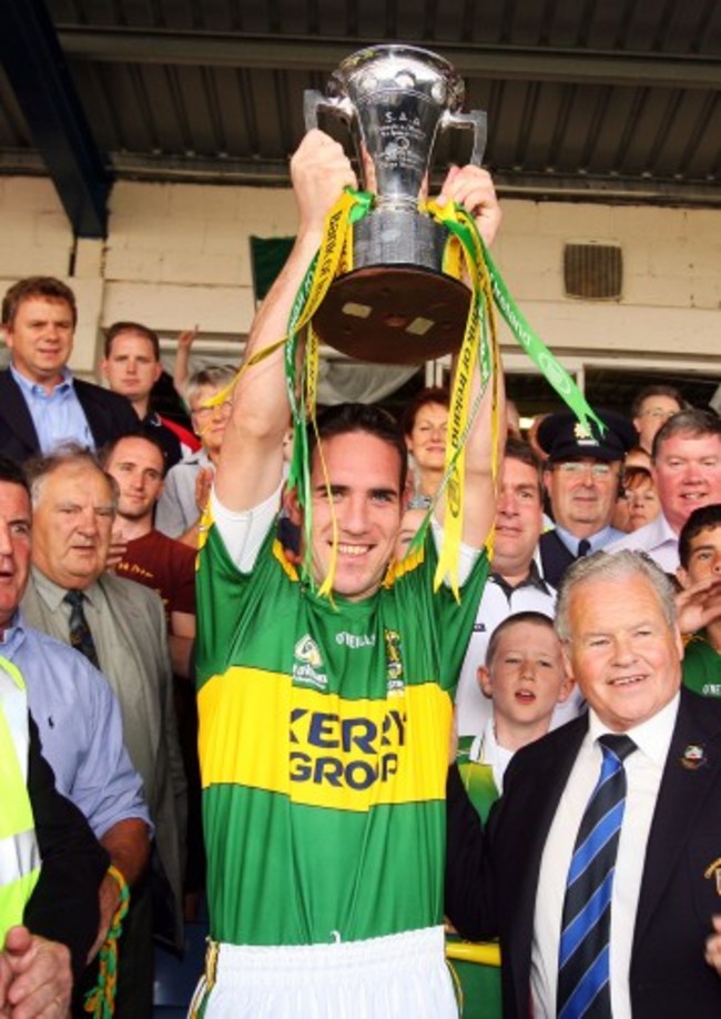 Declan O'Sullivan lifts the trophy