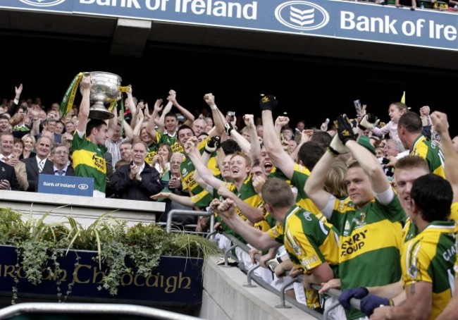 Declan O'Sullivan lifts the cup 16/9/2007