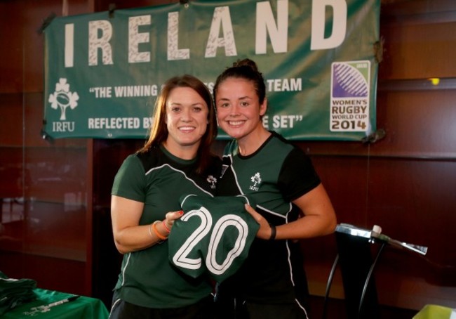 Lynne Cantwell presents the jersey to Larissa Muldoon