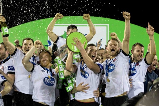 Stephen O'Donnell, Andy Boyle and teammates raise the SSE Airtricity trophy