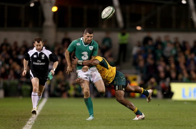 Rob Kearney tackled by Henry Speight