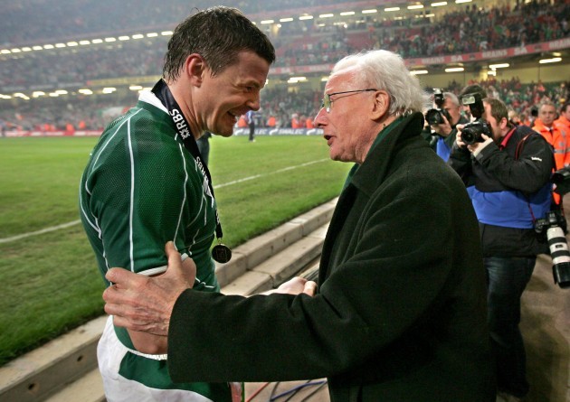 Brian O'Driscoll celebrates with Jack Kyle 2009