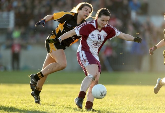 Geraldine McLaughlin shoots on goal