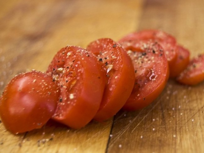 to-beat-soggy-sandwiches-let-your-tomato-slices-rest-on-a-paper-towel-while-youre-preparing-the-rest-of-your-sandwich-put-them-on-last-and-sprinkle-with-a-little-bit-of-salt-and-pepper-or-herbs-for-added-kick