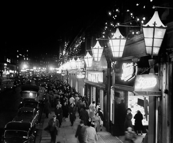These vintage pics of Christmas shopping crowds will make you glad it's