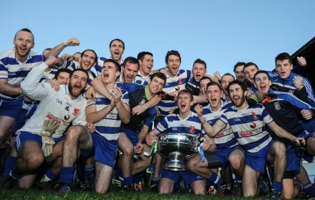 Navan O&rsquo;Mahoney&rsquo;s players celebrate with the cup