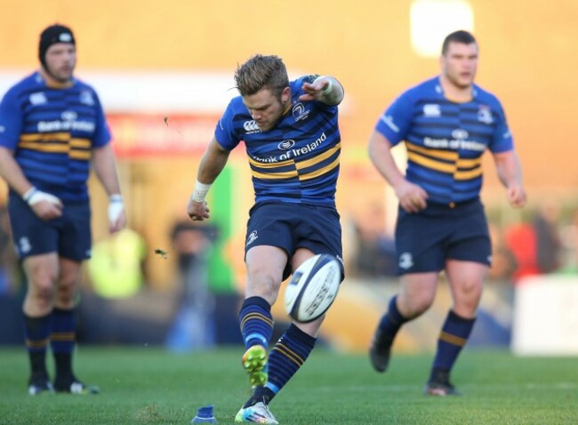 Ian Madigan kicks a penalty