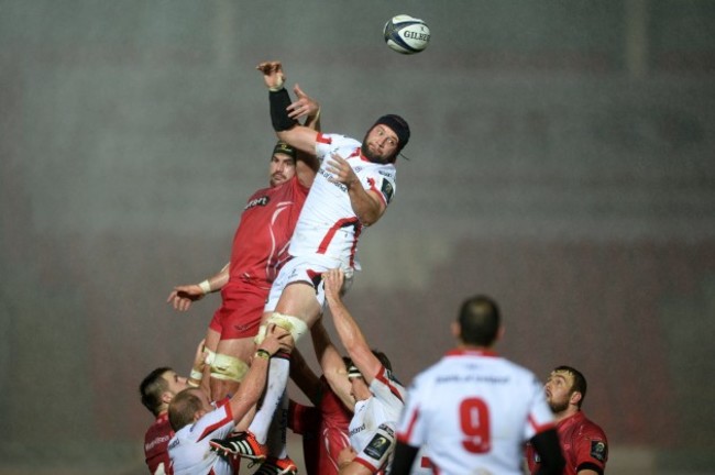 Dan Tuohy beats George Earle to the line-out ball