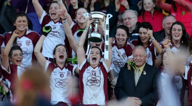 Geraldine McLaughlin lifts the trophy