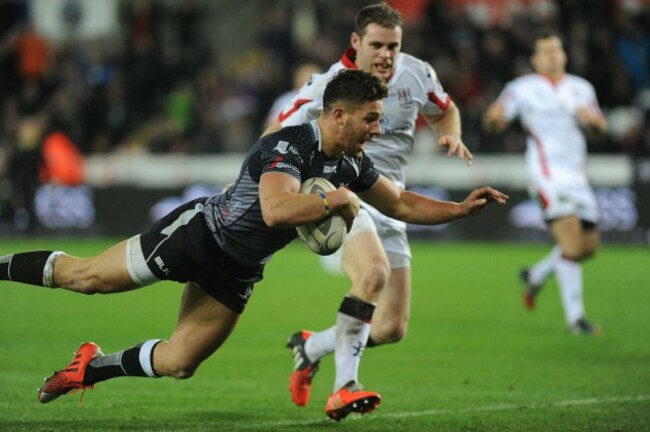 Rhys Webb scores his side's second try